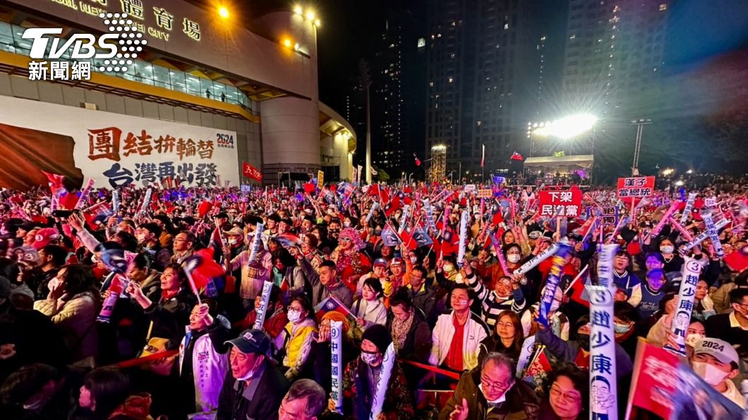 國民黨總統候選人侯友宜、副總統候選人趙少康今(12)日晚間選在板橋體育場舉辦選前之夜。(圖/TVBS)