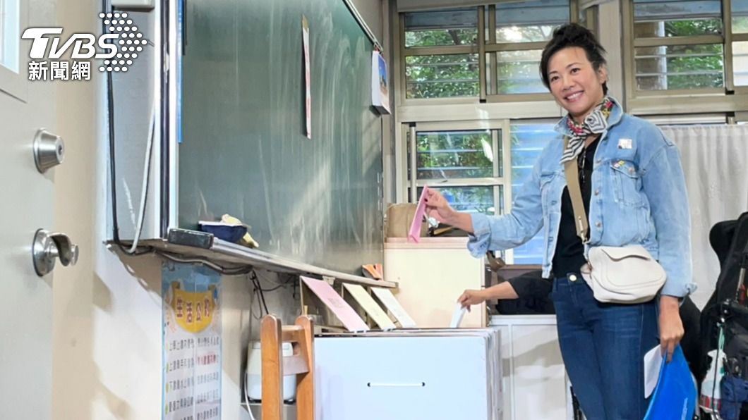 2024大選/玩遊戲輸了!吳欣盈投票別賀瓏胸針 秀馬克杯:投完去喝咖啡