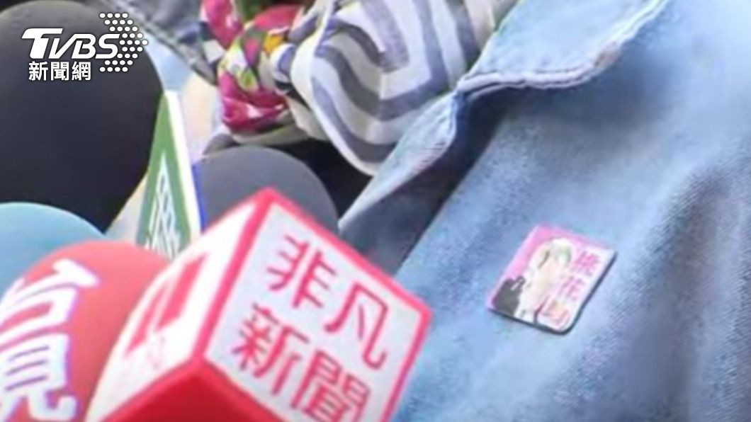 民眾黨副總統候選人吳欣盈別上賀瓏胸針。(圖/TVBS)