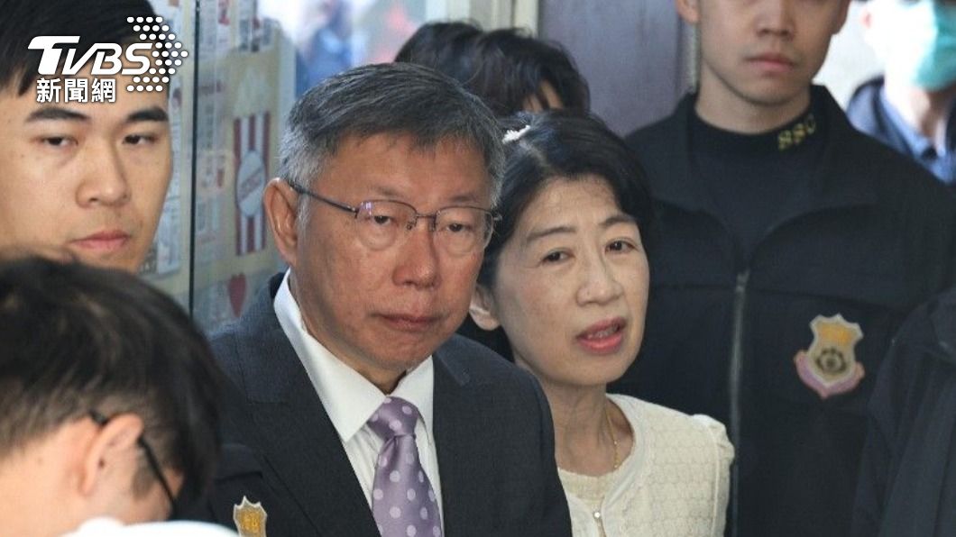 柯文哲偕妻子陳佩琪一起前往投票。（圖／張哲鳴攝）