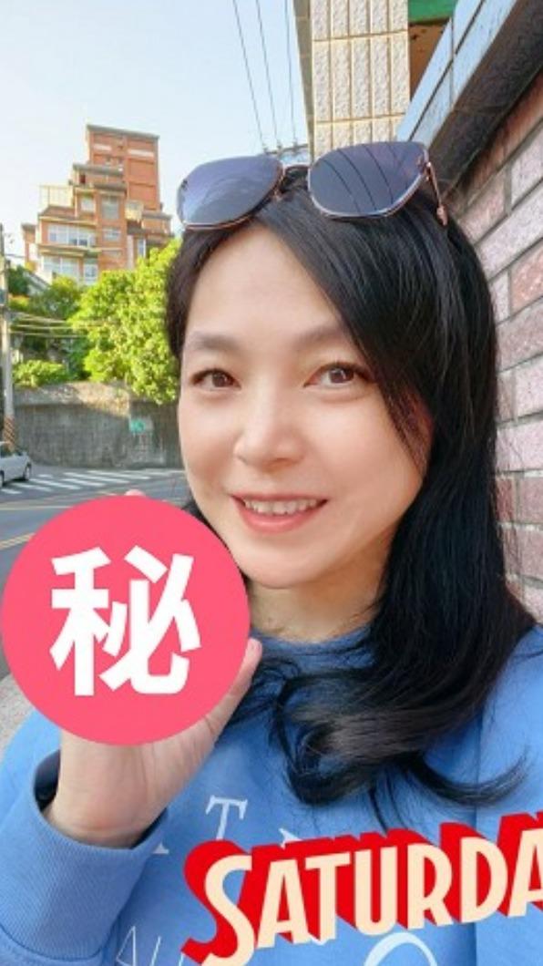 張鳳書稍早比出手勢,疑似暗示投票給誰。(圖/翻攝自張鳳書臉書)