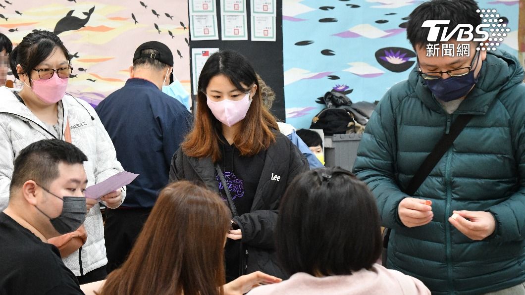不少年輕人來投票。(圖/胡瑞麒攝)