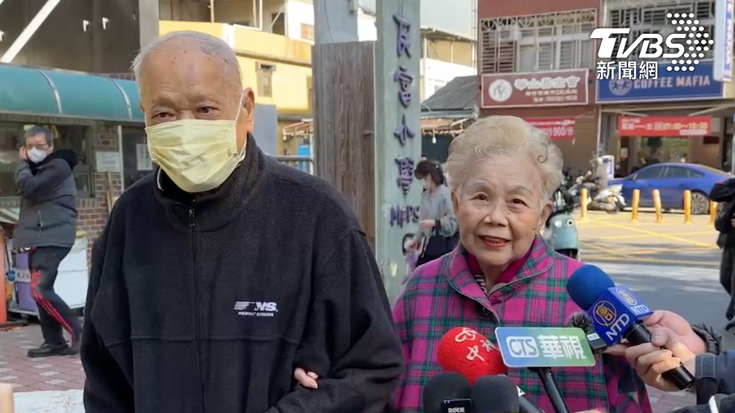 柯美蘭一早陪柯媽柯爸投票 「一度找不到證件」驚險過關