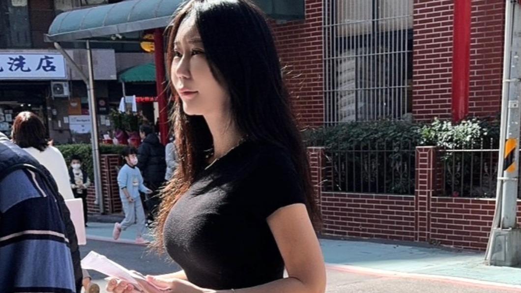 她穿緊身上衣去投票!豐滿半球成焦點 竟是超大咖女王