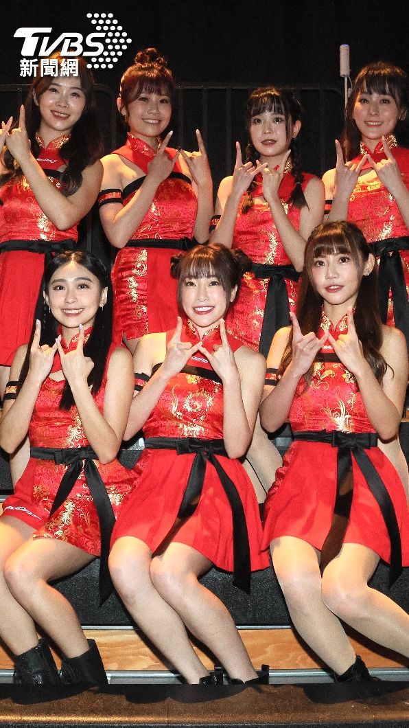小龍女賴可(上排左起)、馬妹、蘿拉、張晴、小蛙(下排左起)、心璇、小映。(圖/黃盈容攝)