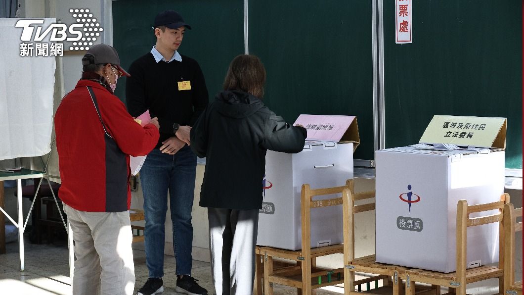 返鄉才見老朋友!投票所成「認親大會」 全場共鳴:約起來