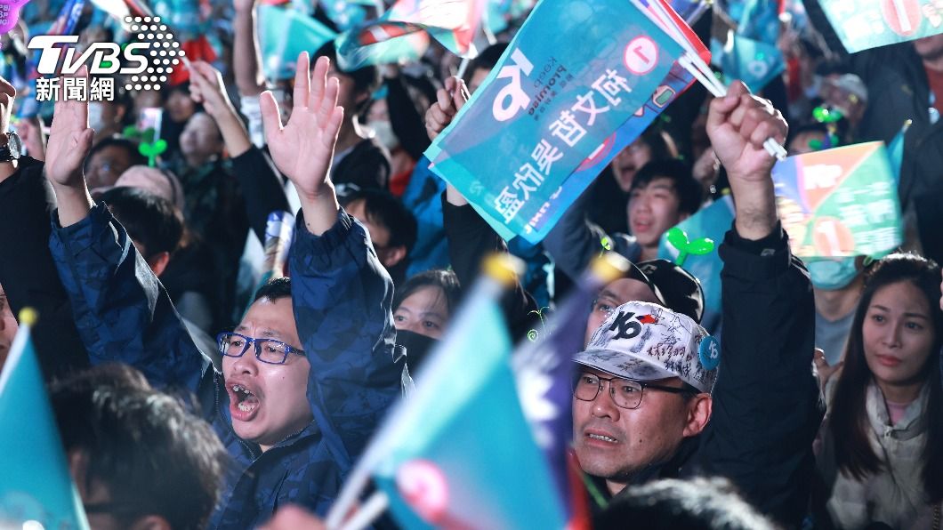 柯文哲發表敗選感言,現場支持者超過五千人,起立狂喊柯文哲。(圖/TVBS)