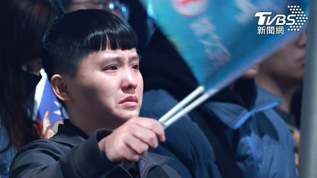 柯文哲支持者難過落淚。(圖/TVBS)