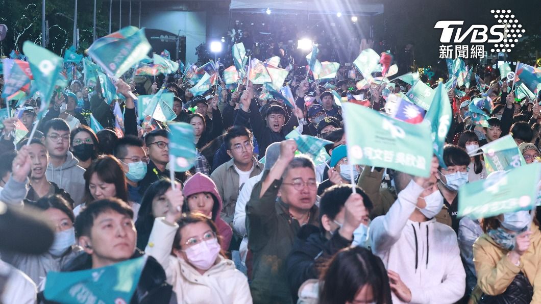 柯粉在宣布敗選時不離不棄。(圖/TVBS)