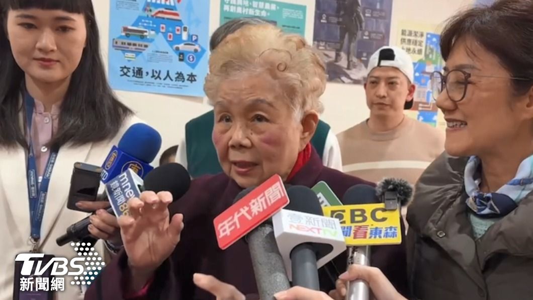 柯文哲墊底敗選 柯媽媽現身問「為何票那麼少」:很奇怪