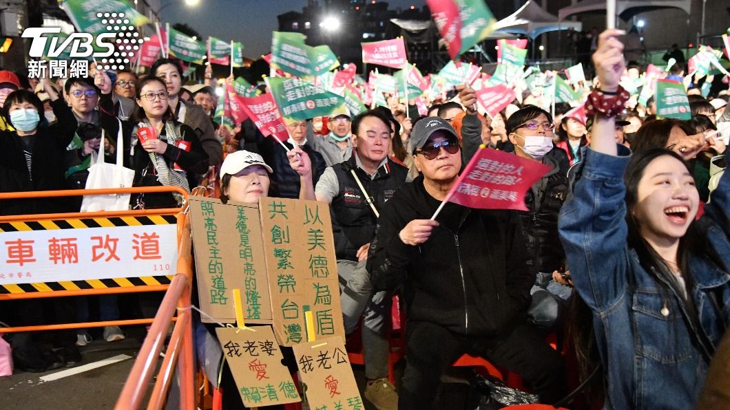 現場支持者狂揮舞競選旗幟歡呼。(圖/胡瑞麒攝)