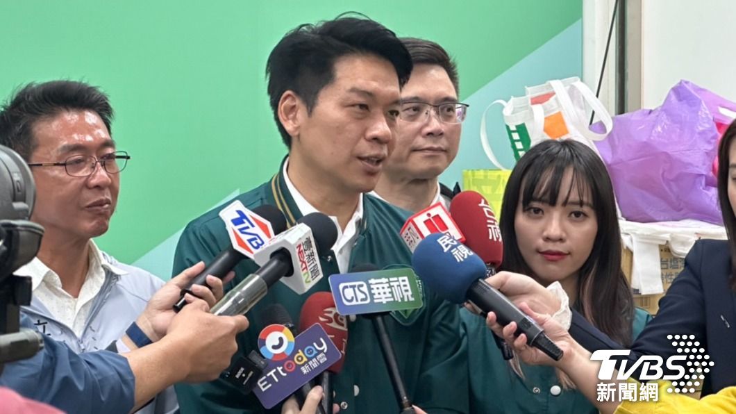 陳其邁感謝其他立委跨區相挺李伯毅,才能讓高雄順利八仙過海進入國會。(圖/陳佳宜攝)