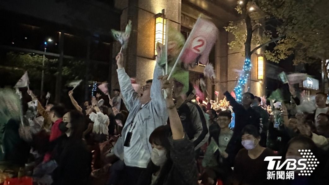 高雄市賴蕭競總外聚集許多支持者歡慶當選,場面十分熱絡。(圖/陳佳宜攝)