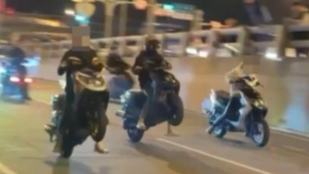 竹縣西濱公路飆車族！改裝機車「翹孤輪」競速　放煙火擾民