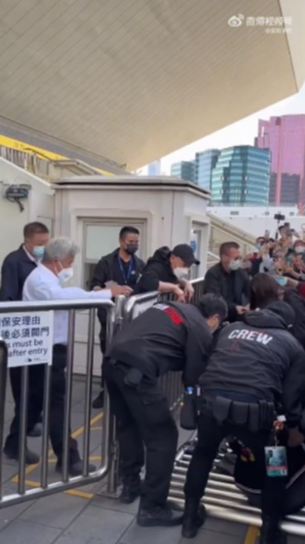 張學友演唱會外面造成暴動。(圖/翻攝自微博)
