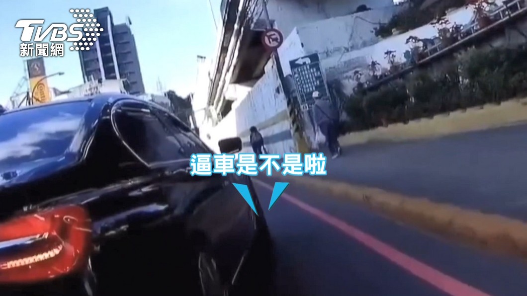 「叭啥」轎車急煞攔騎士險開打 巧遇警察