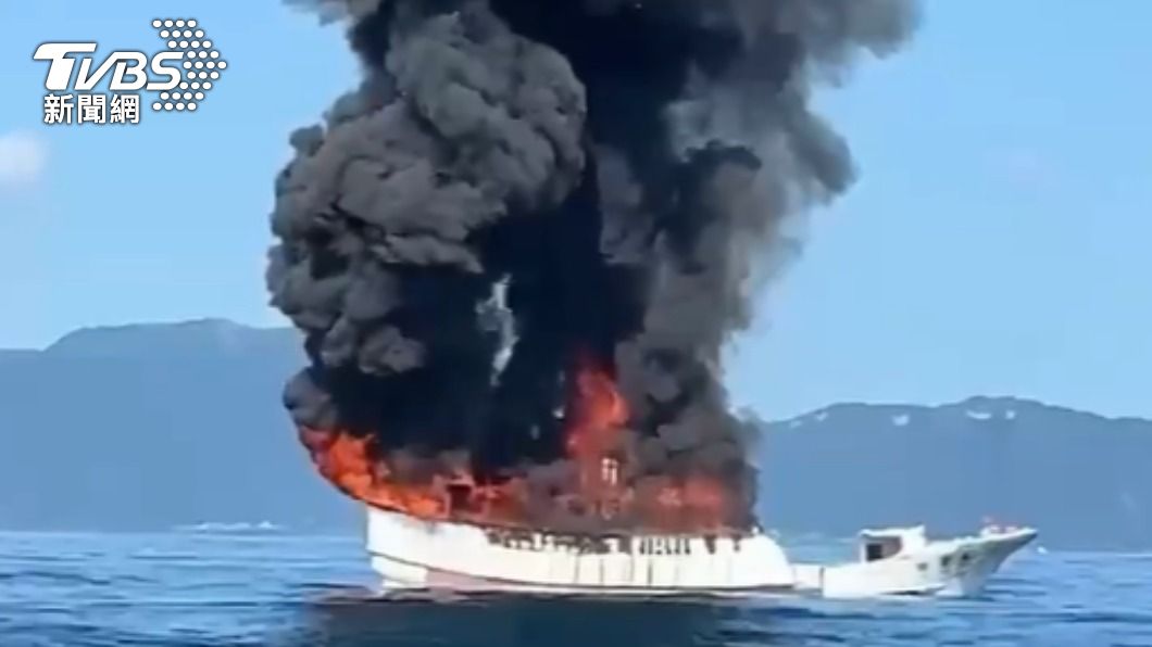 龜山島海域漁船燃燒成廢鐵!濃煙直竄天際 2船員跳海逃生