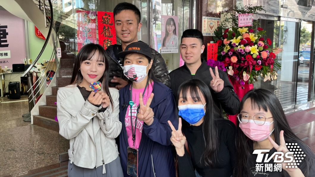 有支持者特意前往黃捷競總獻花祝福。（圖／TVBS）
