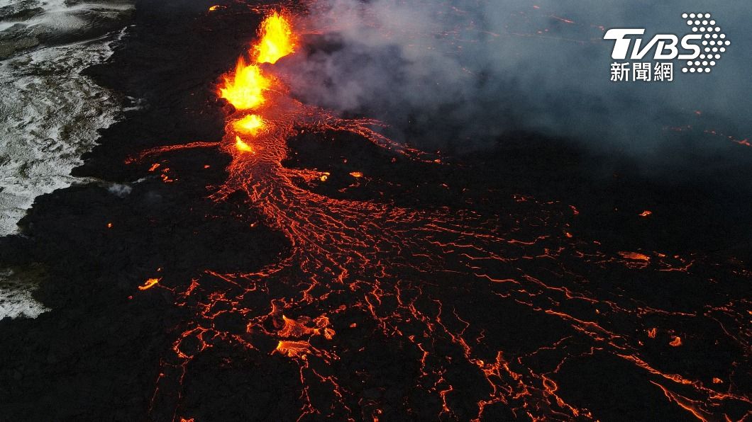 由於道路出現火山裂縫噴發口，冰島格林達維克再次下達疏散令。（圖／達志影像路透社）