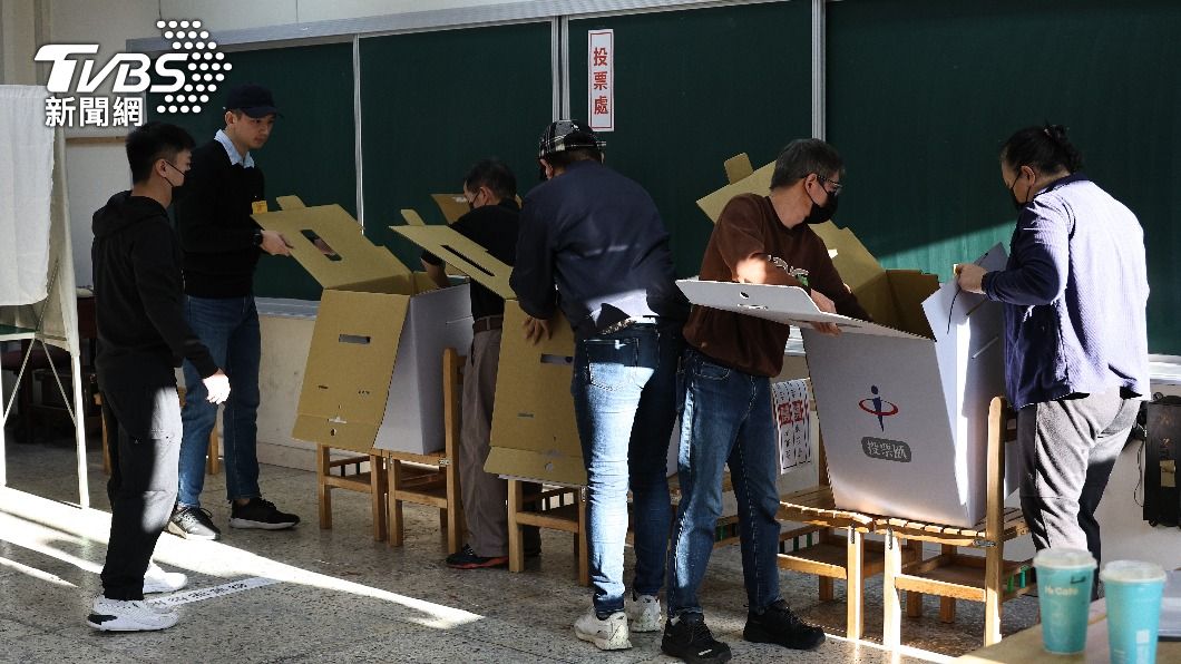「16分鐘監票影片」曝！0摺痕選票疑造假　比特王：事情大條了