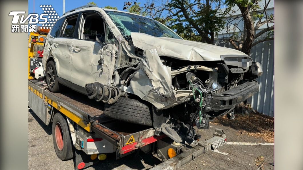 你累了嗎?遊覽車「國道驚魂」撞護欄又彈飛撞轎車釀3傷