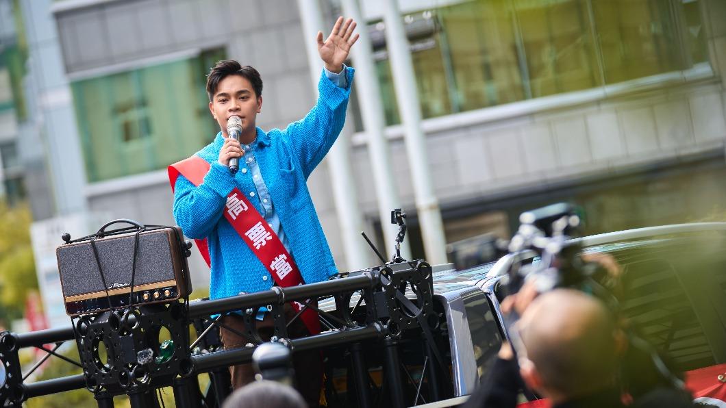 才剛選舉完!男星搭競選車現身台北市謝票 驚人身分曝光