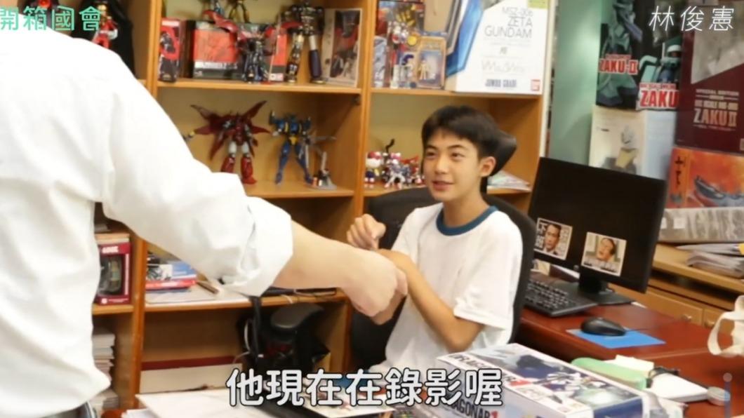 德德當時不小心入鏡。(圖/翻攝自林俊憲臉書)
