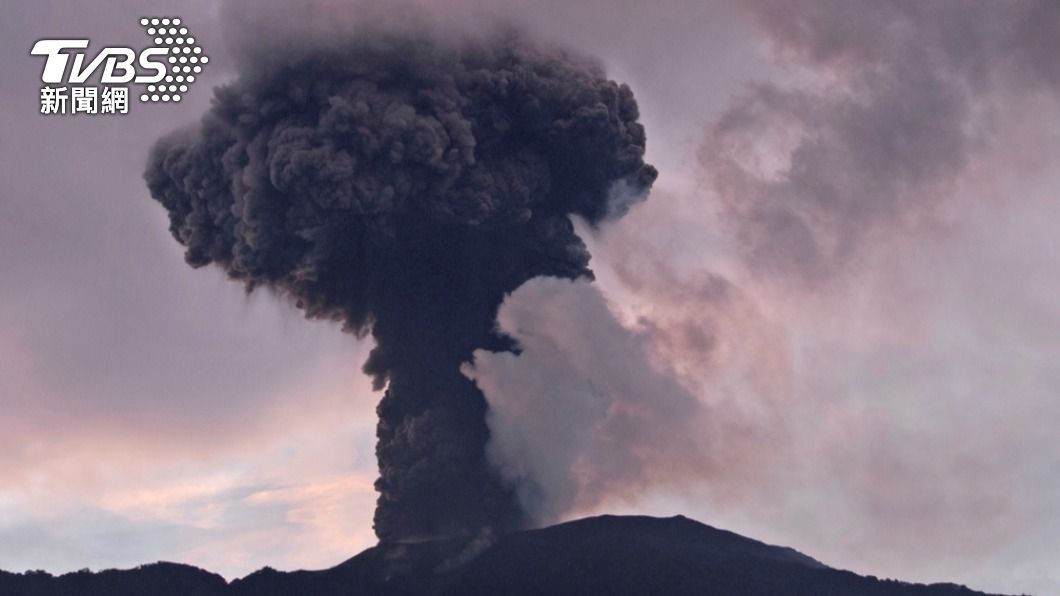 印尼「致命火山」噴不停!才釀逾20死 今又噴發民眾急避難