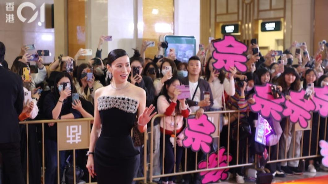 萬千星輝/「準影后」佘詩曼氣質登場 親民幫粉絲簽名