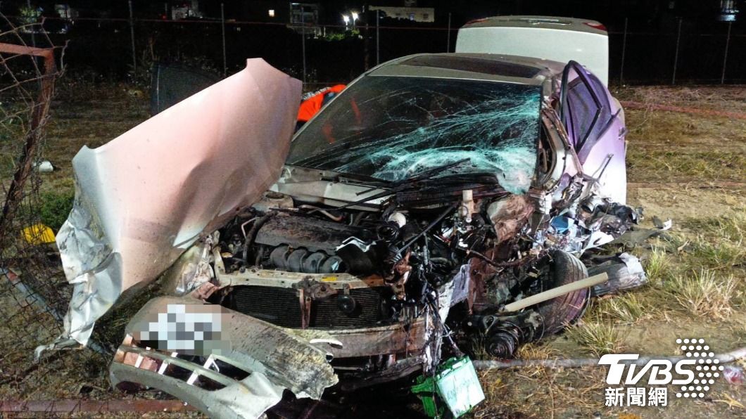 高雄男自撞電杆車頭全毀亡　副駕女受驚狂喊「我不知道」