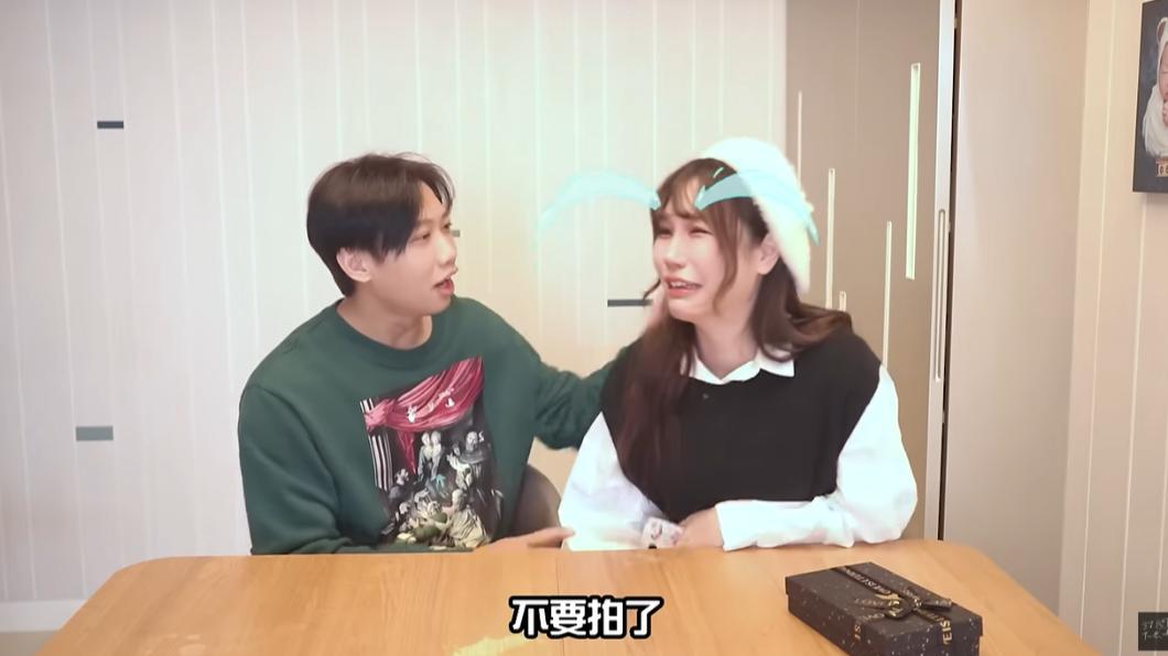 Ashly掩藏不住激動，眼淚奪眶而出。（圖／翻攝自尼克&ASHLY YT頻道）