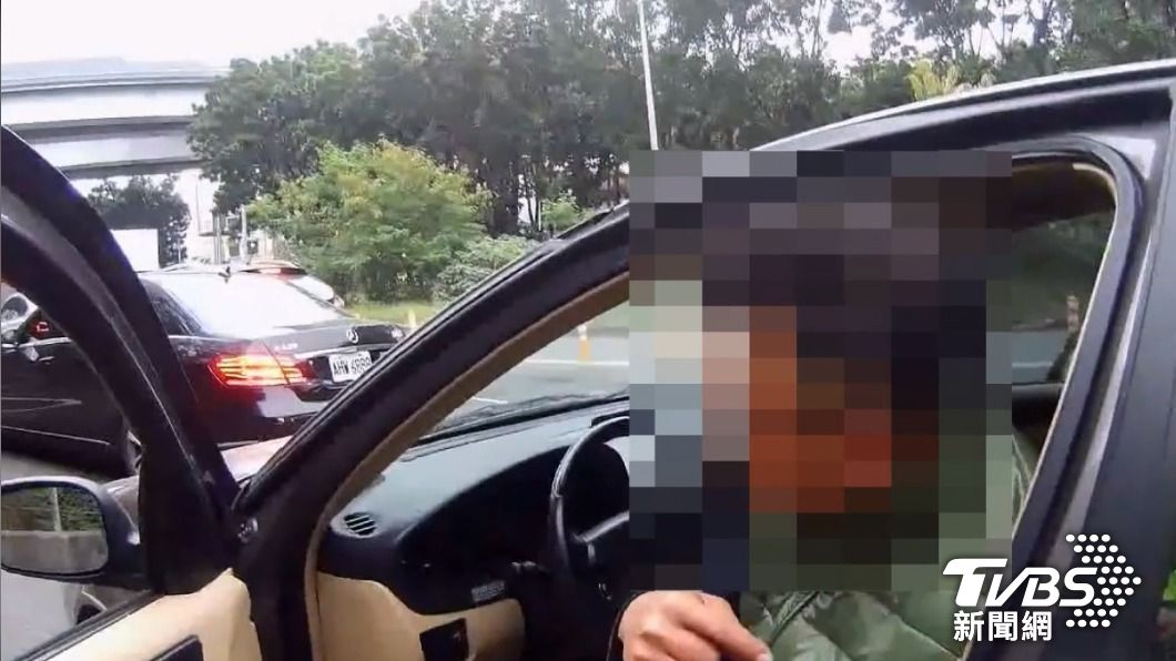 國道前驚見男子昏睡路中 高雄警狂拍窗叫起床抓包酒駕