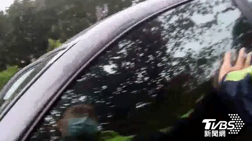 員警發現有車輛動也不動,於是上前關心,拍窗將駕駛叫醒。(圖/TVBS)