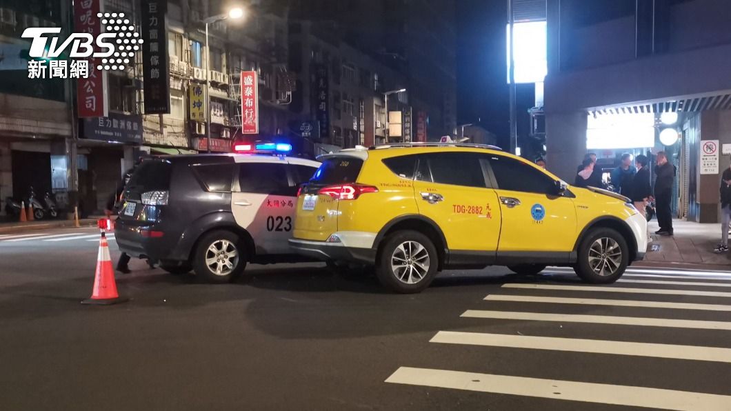 有片／員警趕處理打架案開車鳴笛闖燈　小黃猛撞險衝進騎樓