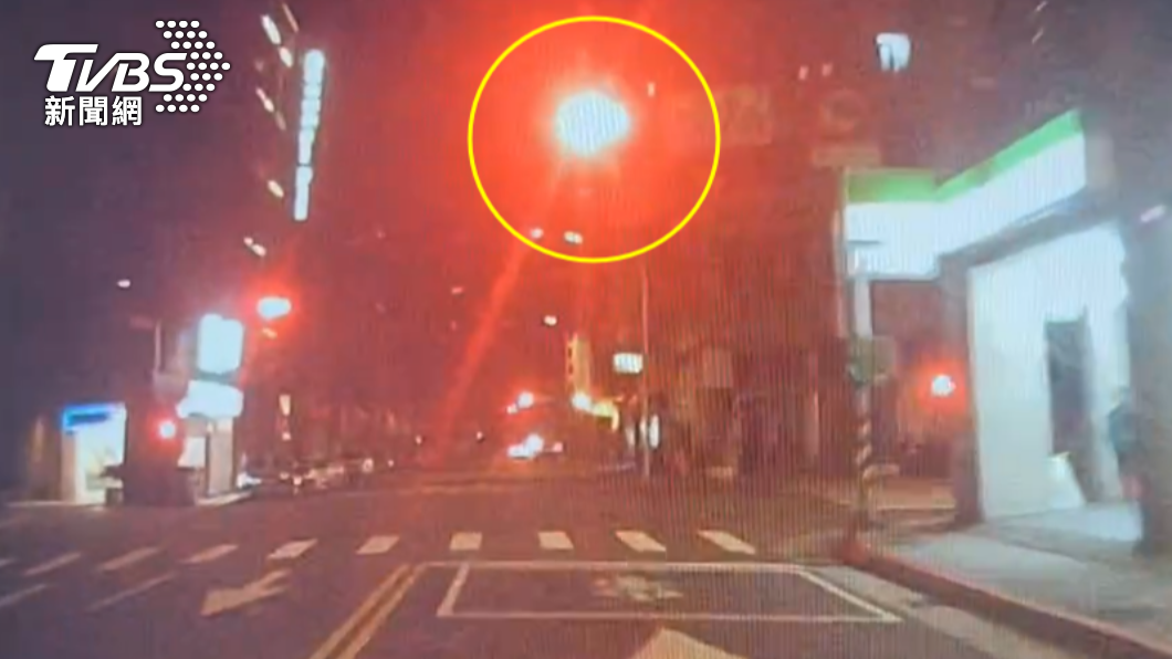 警車當時出勤欲處理打架事件,經紅燈路口時有開啟警鳴器和警示燈。(圖/TVBS)