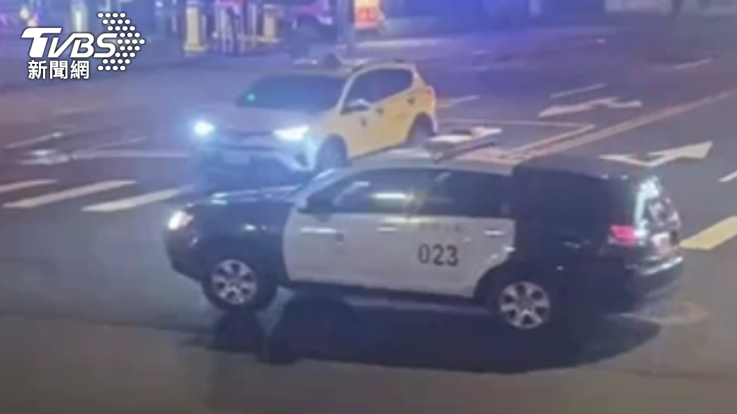 計程車疑似未注意撞擊警車。(圖/TVBS)