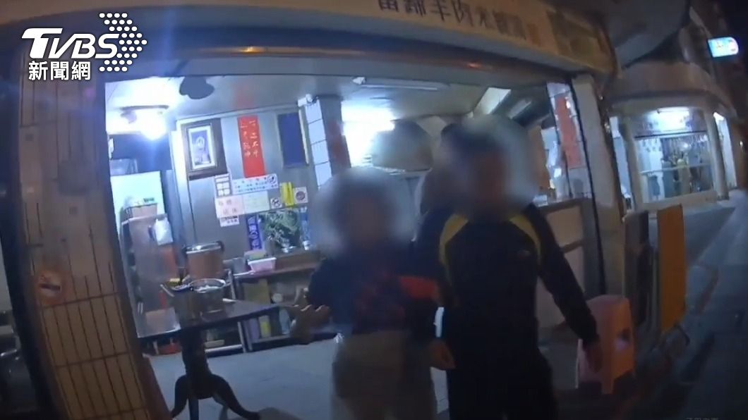 花蓮醉漢持「菸灰缸」砸熱炒店　私闖民宅遇警躺路邊無視
