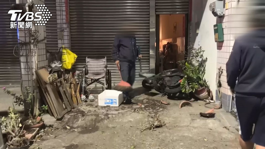 高雄街頭大亂鬥!三男抱盆栽磚頭互砸 住戶機車遭掀翻
