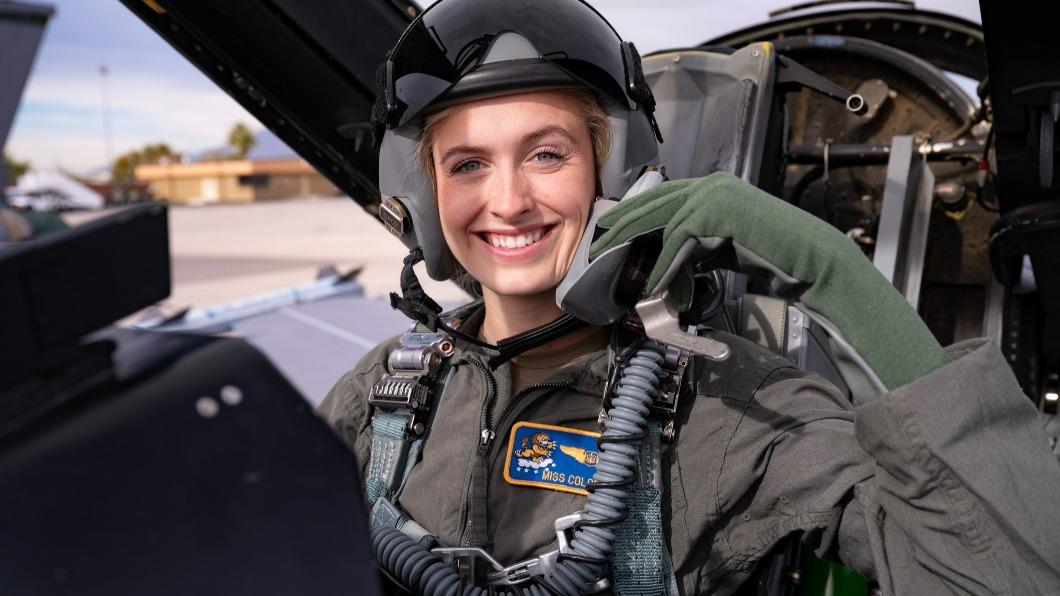 新美國小姐后冠得主不簡單　哈佛碩士還是現役F-16戰機飛官