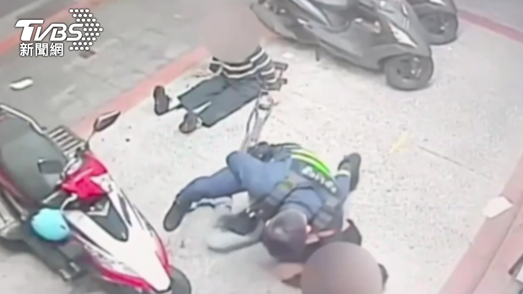 警方將人壓制在地。（圖／TVBS）