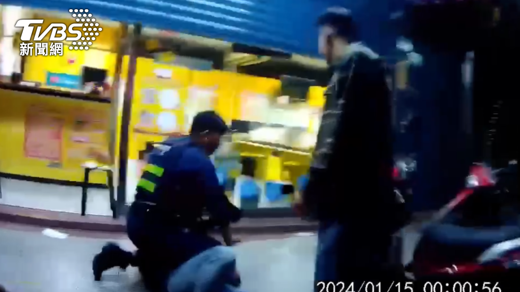 警方將男子壓制上銬帶回派出所。（圖／TVBS）