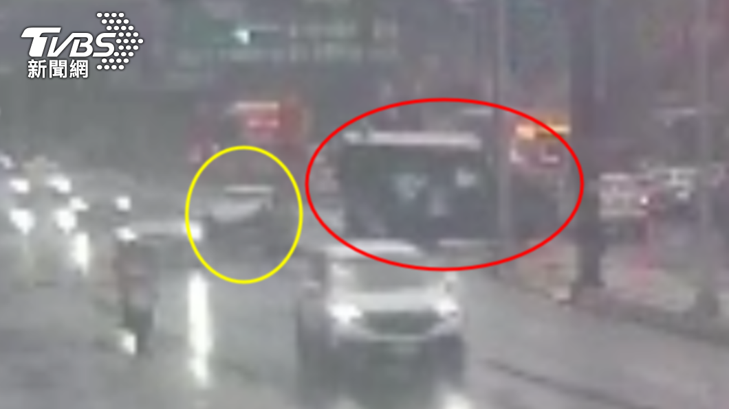 貨車欲轉彎時遭後方女駕駛撞擊。（圖／TVBS）