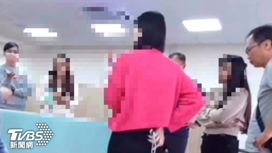 一名李姓男子與其他三名長髮女賭客全被警方查獲帶回警局。（圖／TVBS）