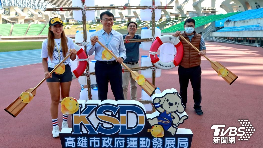 運發局在燈會期間於愛河灣水樂園推出「創意環保自力造筏」競賽,鼓勵民眾用最創意的方式自製船筏,競馳愛河水域。(圖/TVBS)