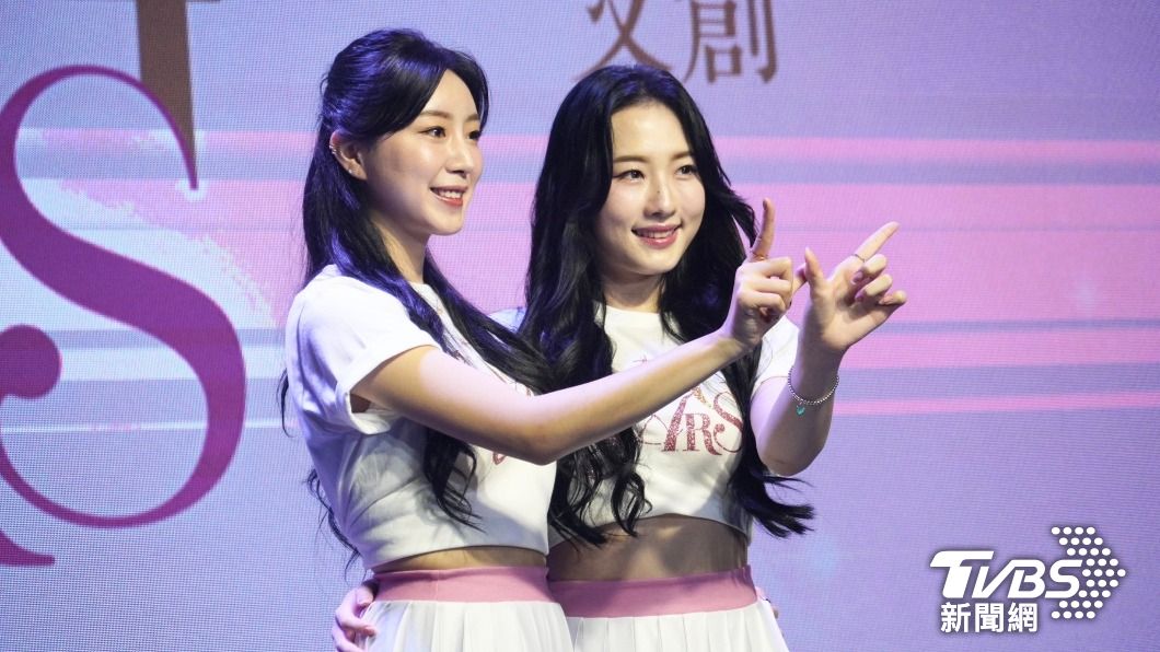 台鋼啦啦隊亮相記者會上,安芝儇和樸旻曙甜笑跳應援舞。(圖/潘建樺攝)