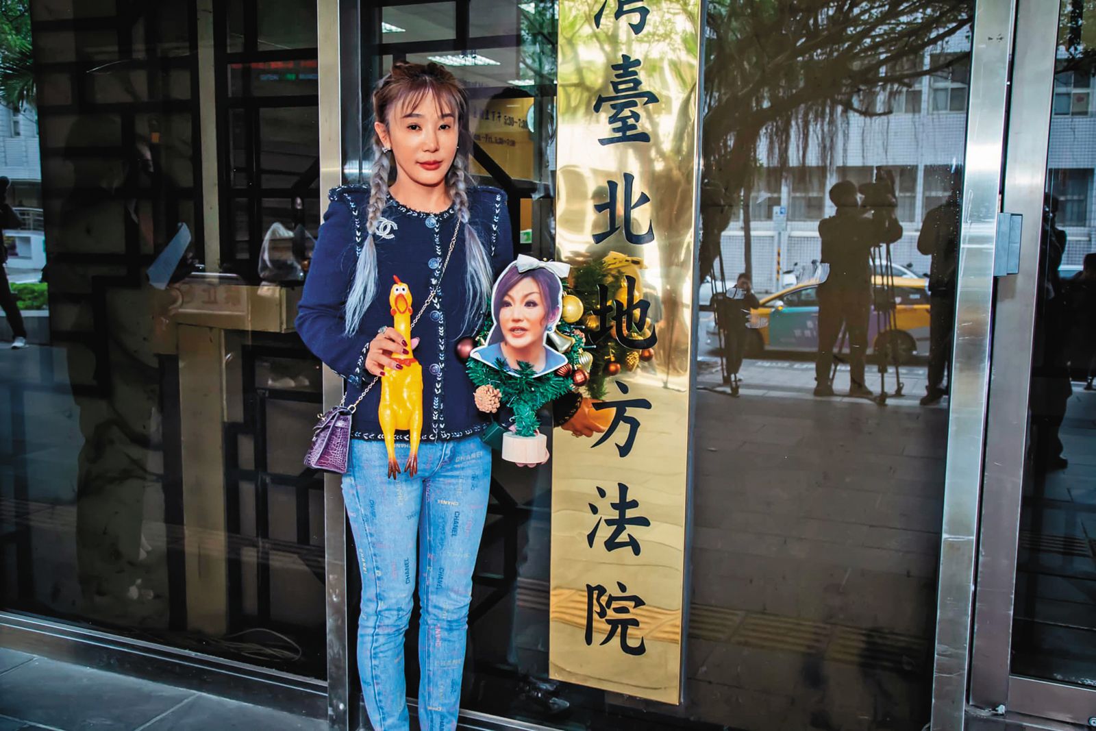 房產名媛王子苓因遭李珍妮辱「做雞的」，帶著有李珍妮頭像的耶誕樹及尖叫雞，上法院提告訴。（圖／翻攝自Chanel Linda臉書）