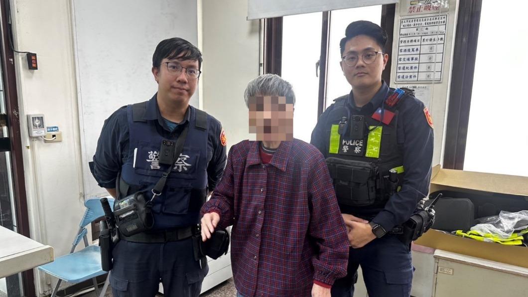 看完病就迷路!失智症77歲老婦走失 北投2警「這招」助返家