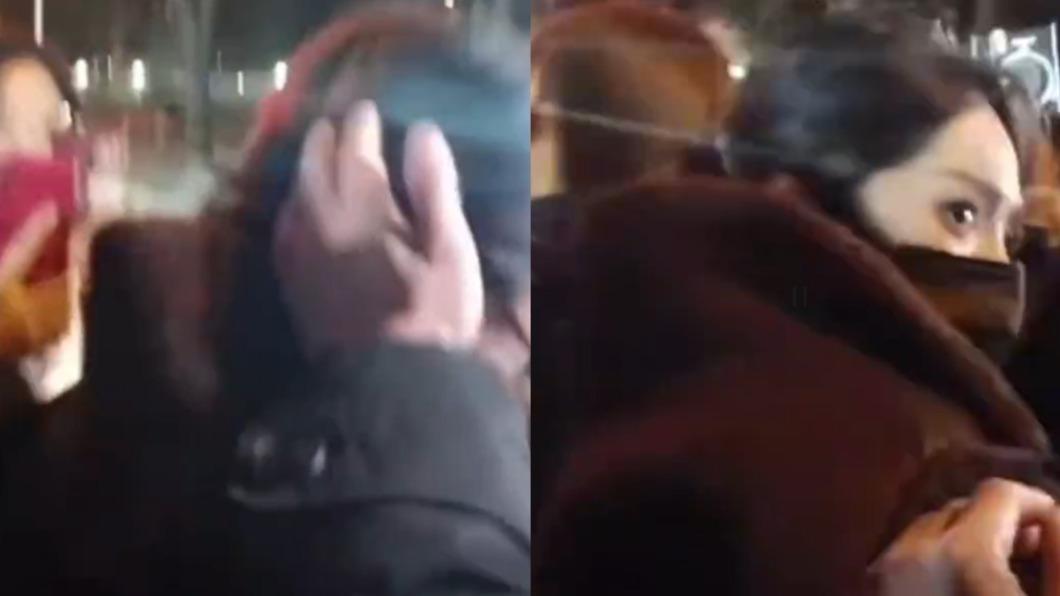 楊冪遭一名狂粉撫摸後腦,隨即回望怒瞪。(圖/翻攝自伊丽莎白骨精啊微博)