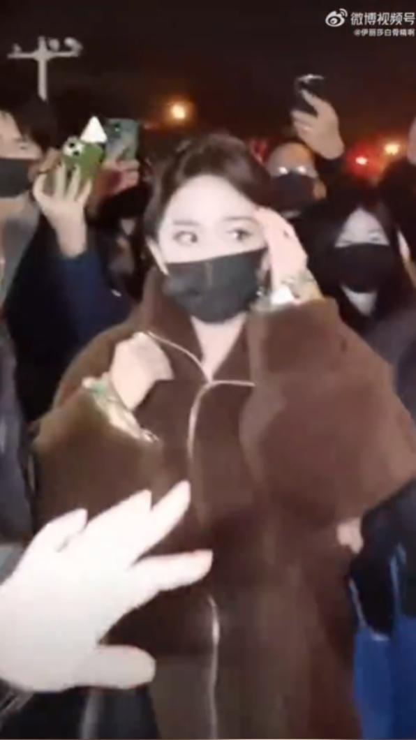 粉絲擁簇包圍楊冪,令她寸步難行。(圖/翻攝自伊丽莎白骨精啊微博)