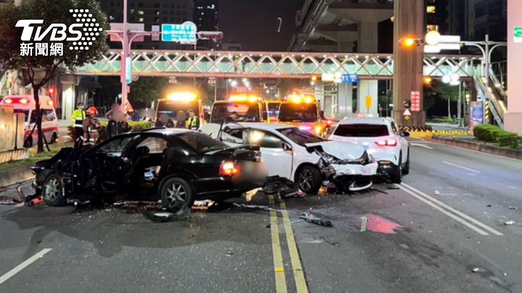 有片/追撞前方計程車、賓士釀5人傷 肇事男:一時恍神